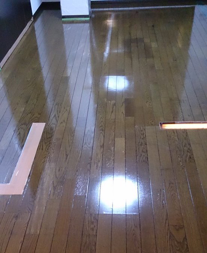 大阪府高石市、大阪府堺市のフジソリューションでは、床にワックスをすることで、長期間清潔に保つことが可能です。光触媒ワックスで、たくさんの方が出入りする床を大切に扱いましょう。